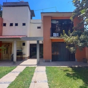 Amplsima dos niveles , casas en venta
