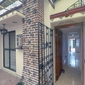 Hermosa casa de 2 niveles sobre avenida, residencias en venta